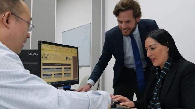 Un agente inmobiliario atiende a un cliente antes de decidirse por la compra de una vivienda