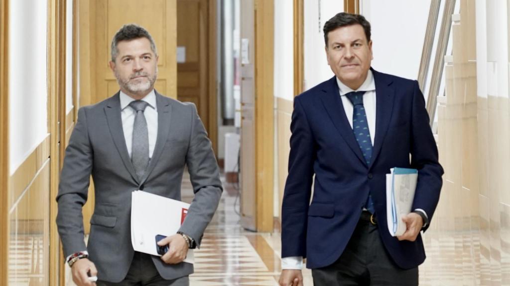 El consejero de Economía y Hacienda y portavoz, Carlos Fernández Carriedo, comparece en rueda de prensa posterior al Consejo de Gobierno