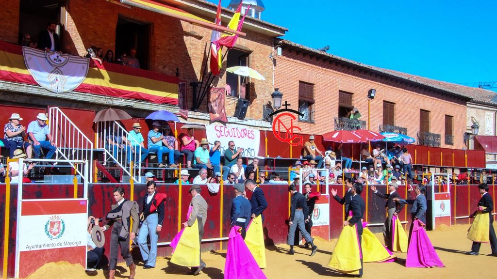 Paseíllo en el festival taurino de Mayorga