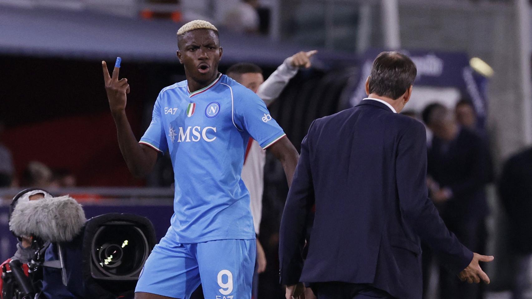 Victor Osimhen le reclama una acción a su entrenador, Rudi Garcia.