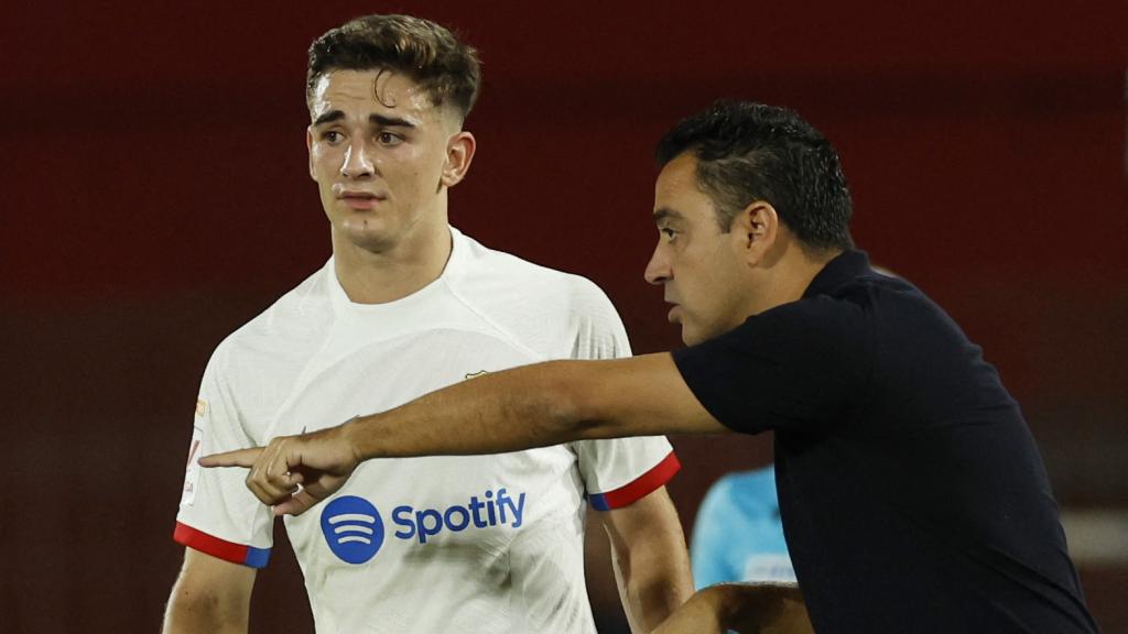 Xavi Hernández da instrucciones a Gavi durante el Mallorca - Barcelona.