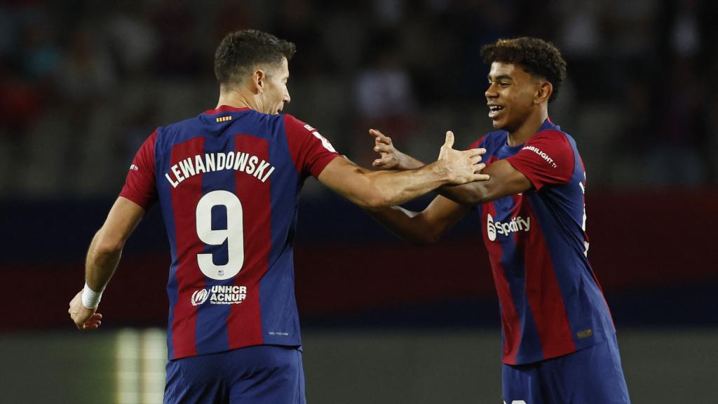 Robert Lewandowski y Lamine Yamal celebran un gol del FC Barcelona.