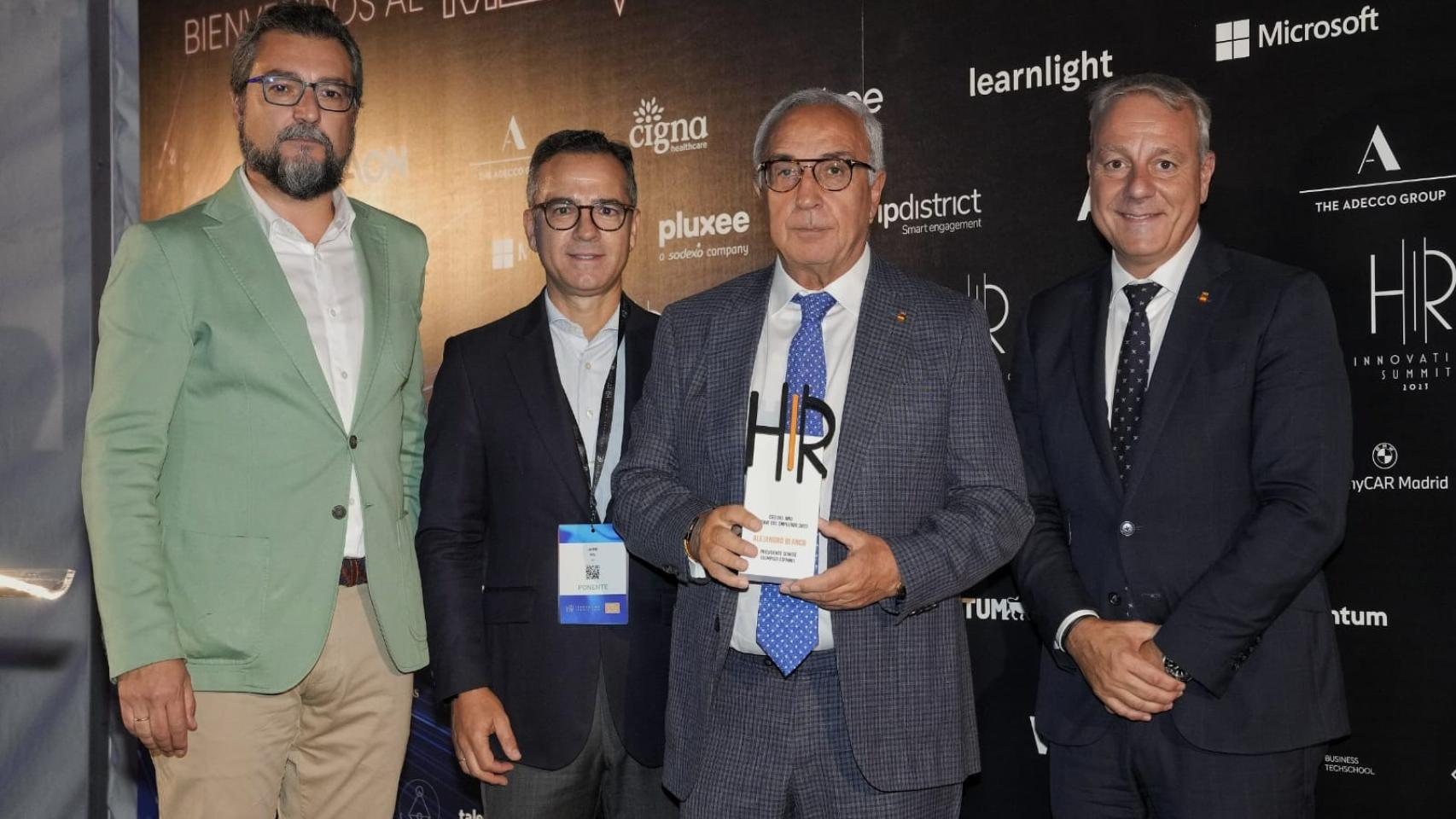 Alejandro Blanco, el segundo por la derecha, tras recibir el Premio de Personalidad del 2023.