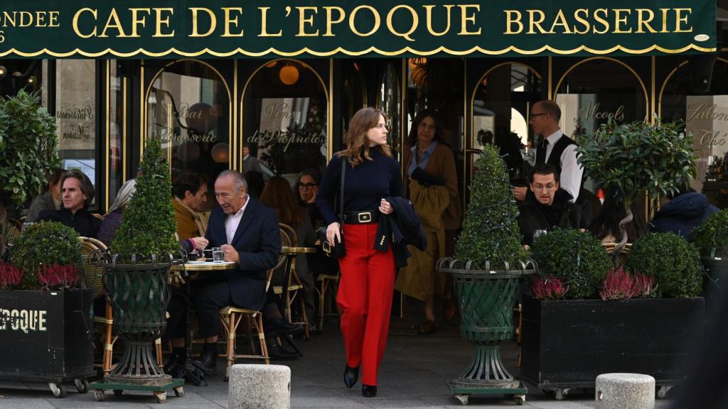Fanny (Lou de Laâge) saliendo de un café en un momento de 'Golpe de suerte'