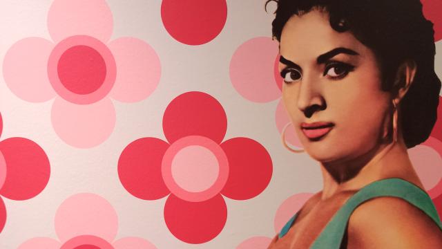 Lola Flores en un retrato del fotógrafo Román retocado para la exposición de la Biblioteca Nacional