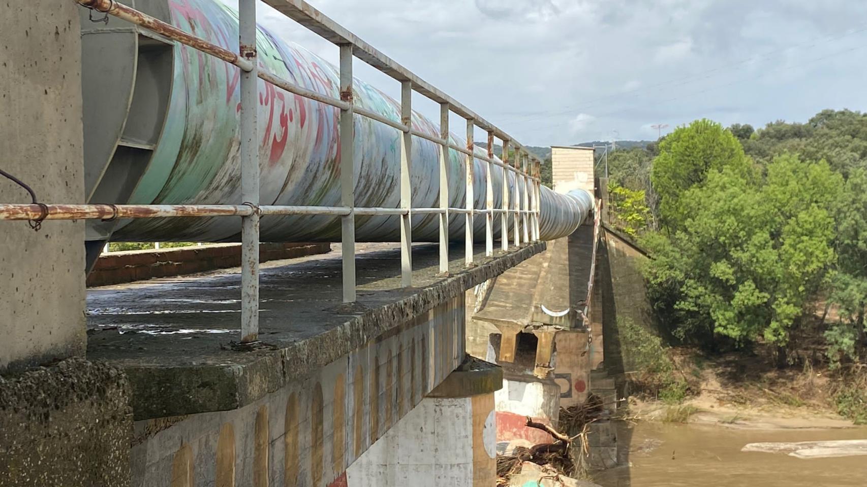 La tubería corría riesgo de rotura total tras el derrumbe del puente.