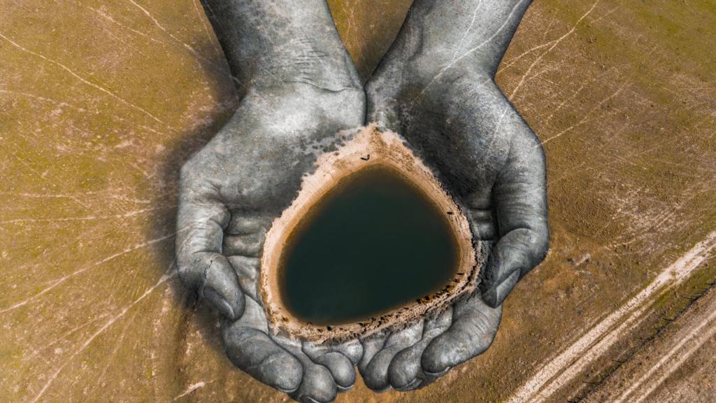 'En nuestras manos', la primera obra que realiza Saype en España, en colaboración con la Alianza StepbyWater.