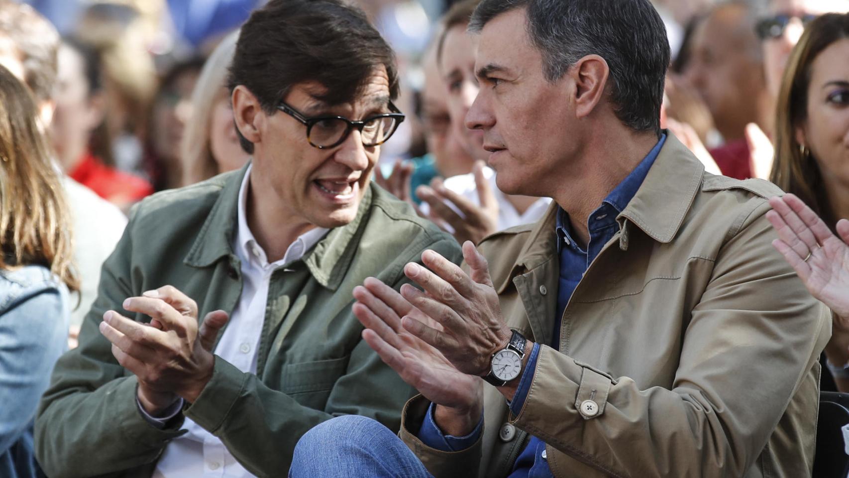 Slavador Illa, primer secretario del PSC, y Pedro Sánchez, secretario general del PSOE, este domingo en Gavá.