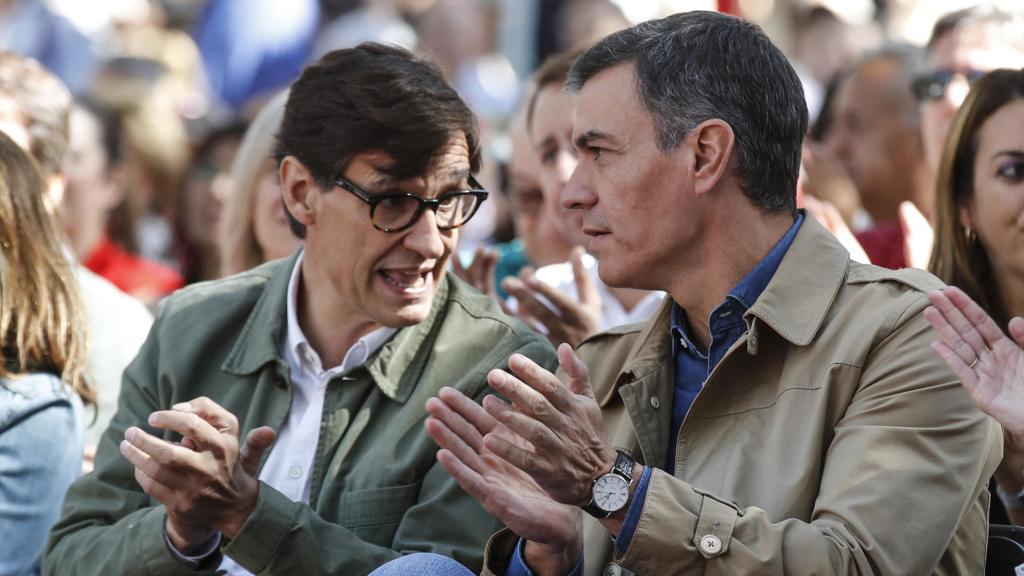 Slavador Illa, primer secretario del PSC, y Pedro Sánchez, secretario general del PSOE, este domingo en Gavá.