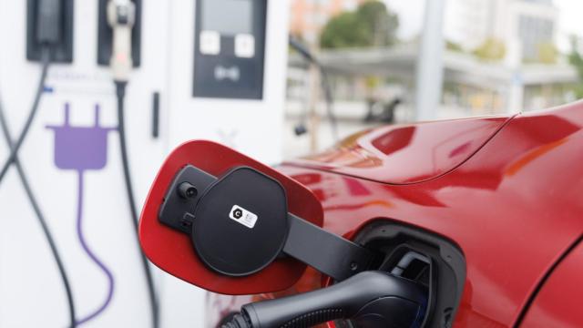 Un vehículo en un punto de recarga eléctrica