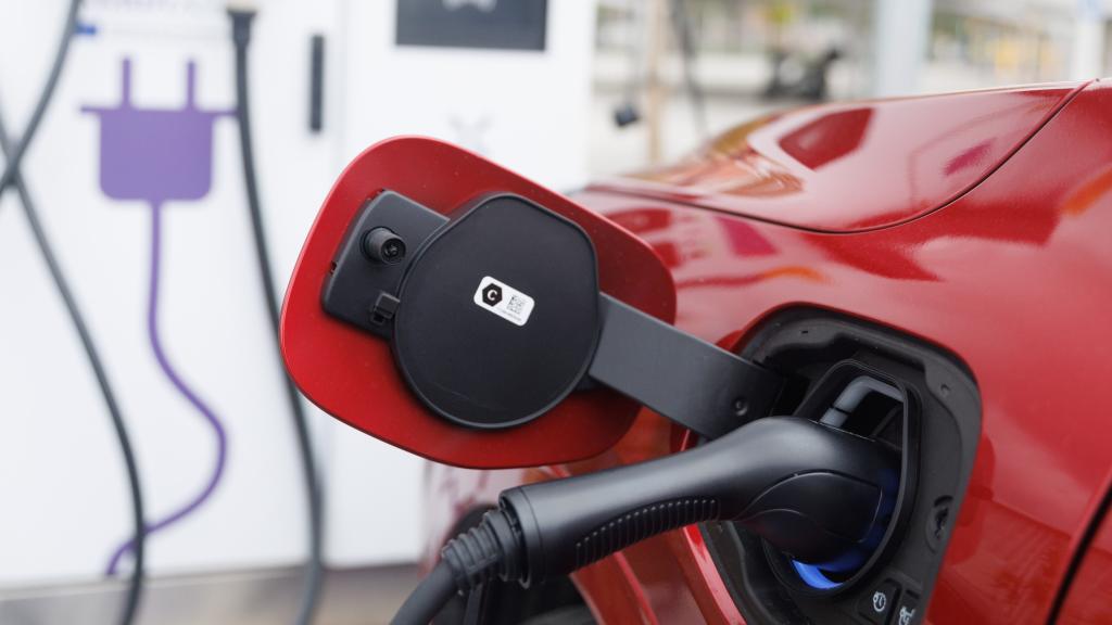 Un vehículo en un punto de recarga eléctrica