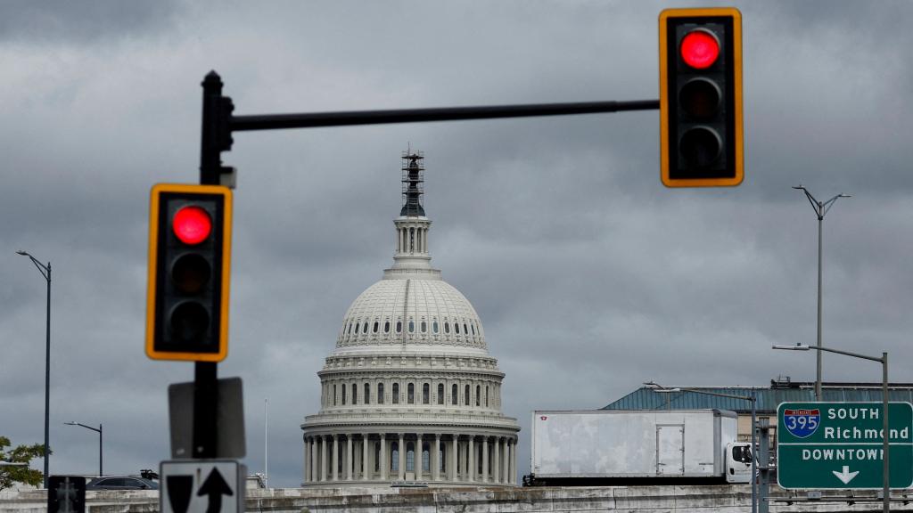 Vista del Capitolio en el que se ve un semáforo en rojo.