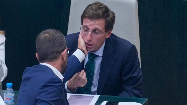Momento en el que Daniel Viondi le toca la cara a Martínez-Almeida en el pleno de este jueves.