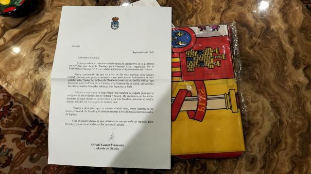 Bandera de España, junto con el escrito.