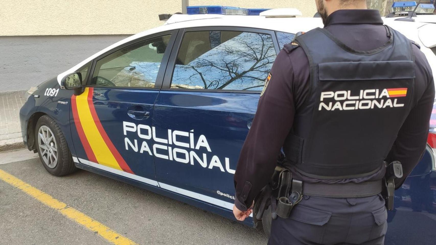 Un agente de la Policía Nacional