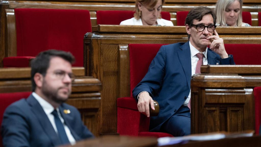 Pere Aragonès y el líder del PSC, Salvador Illa, en el Parlament.