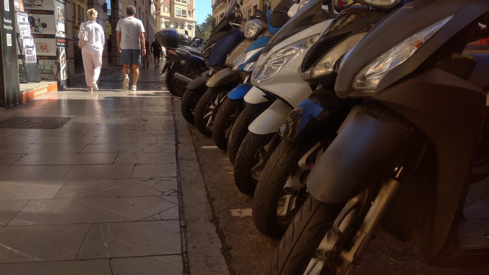 Imagen de archivo de un grupo de motos en el Centro de Málaga.