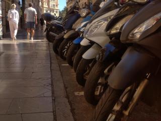 Otro grupo de motos estacionadas en el Centro de Málaga.