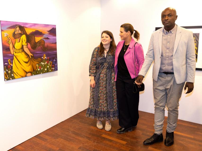 Marta Luisa con su prometido en una exposición de pintura de su hija Maud.