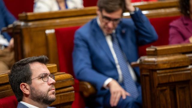 El presidente de la Generalitat de Catalunya, Pere Aragonès (i), y el líder del PSC, Salvador Illa (d).