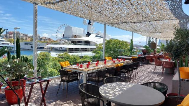 Así es el nuevo restaurante de la America's Cup con cocina catalana y japonesa en la paya de Barcelona.