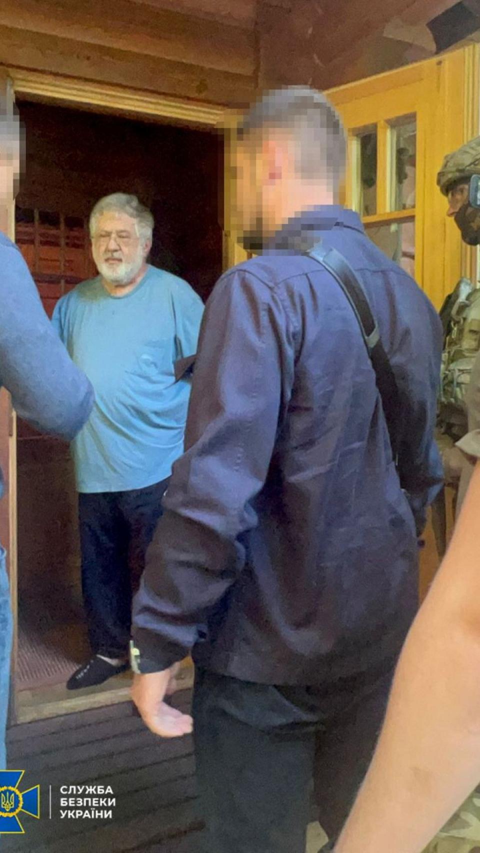 El magnate empresarial ucraniano Ihor Kolomoisky habla con funcionarios del Servicio de Seguridad de Ucrania y de la Fiscalía General en un lugar desconocido.