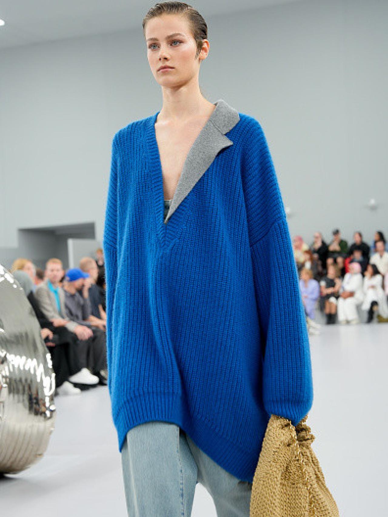 Detalle del desfile primavera/verano 2024 de LOEWE.