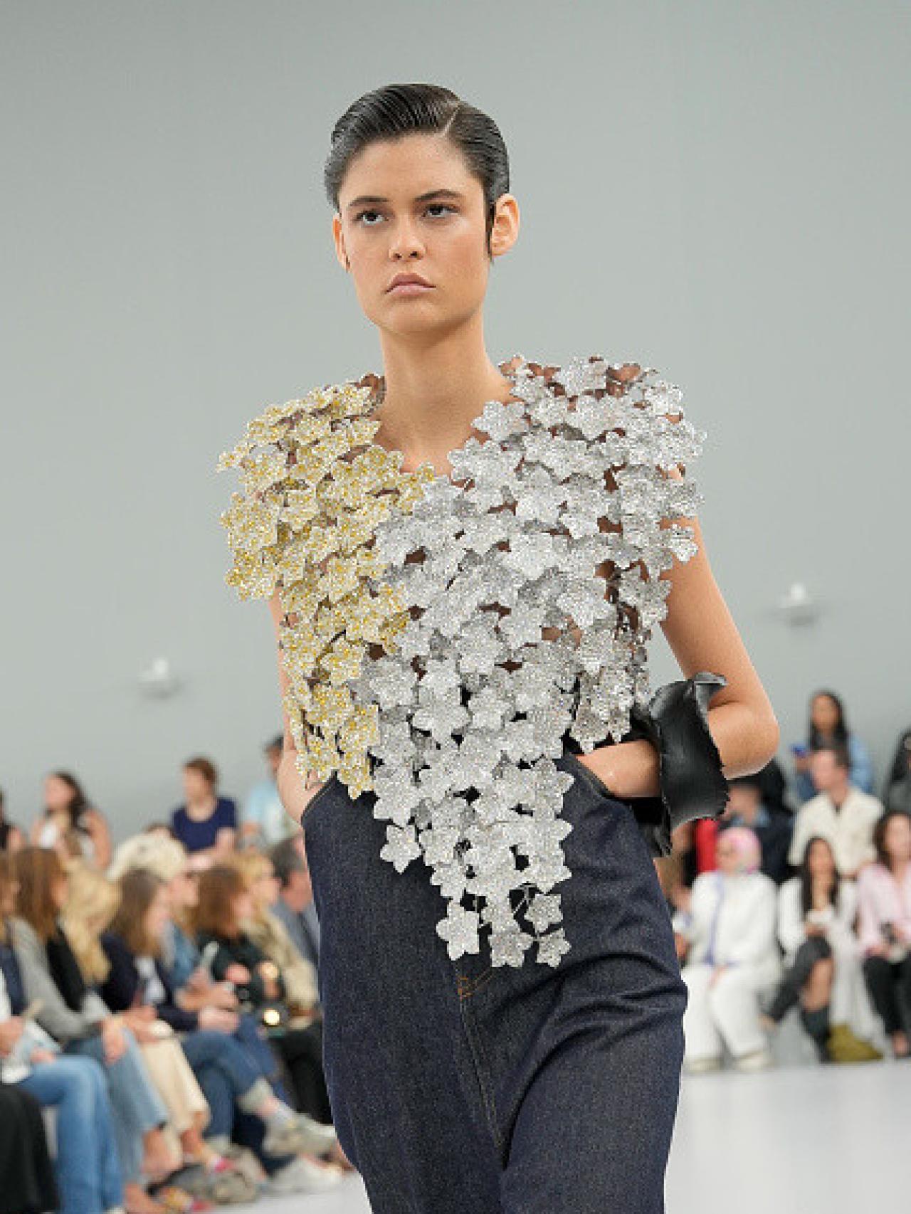 Detalle del desfile primavera/verano 2024 de LOEWE.