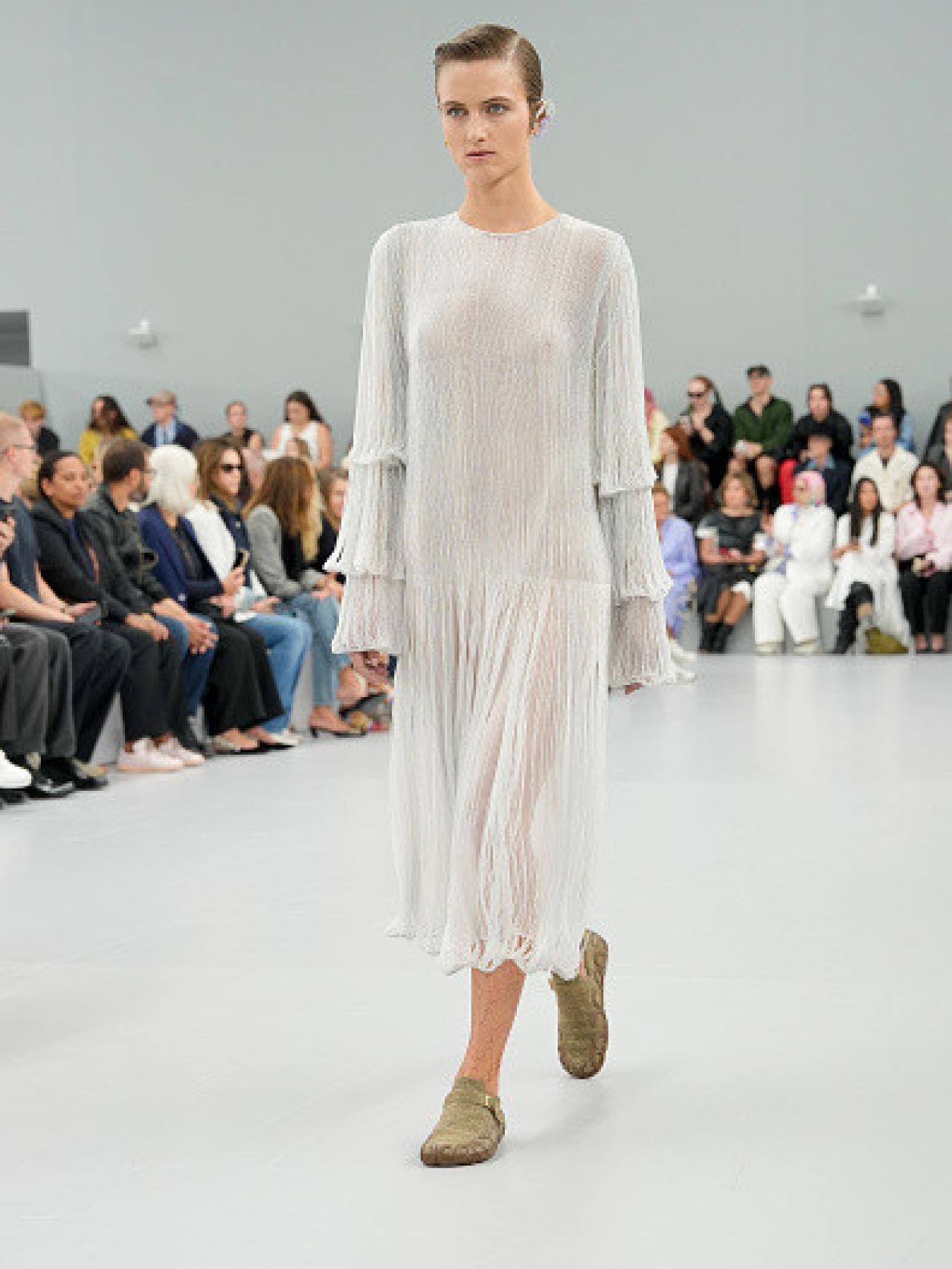 Detalle del desfile primavera/verano 2024 de LOEWE.