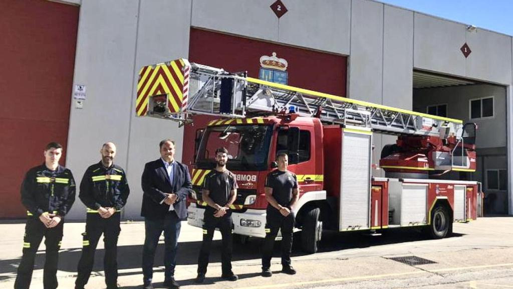 El diputado Roberto Martín visita el Parque de Bomberos de Villares de la Reina