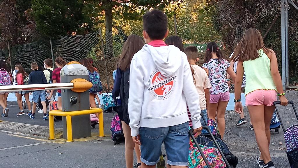Varios alumnos entran al Colegio Salesianos Deusto, en el País Vasco, la comunidad con mejor educación.