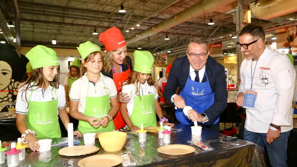Gema Amor y Toni Pérez con el chef Valentín Ruiz en su taller infantil.