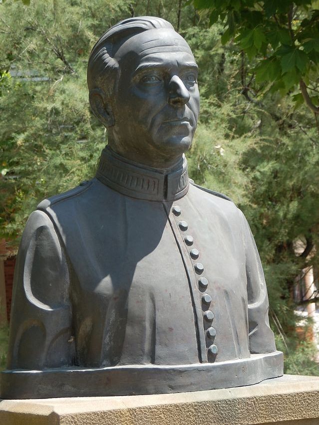 Monumento a Ángel Sanz Briz en la plaza Ángel Sanz Briz de Zaragoza, España.