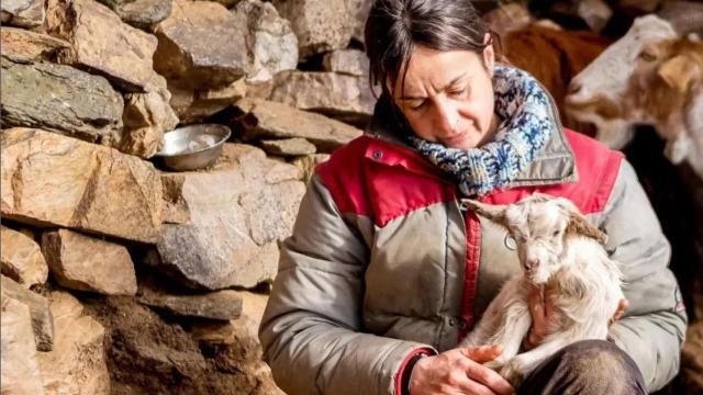 Clara Benito con una de sus cabras.
