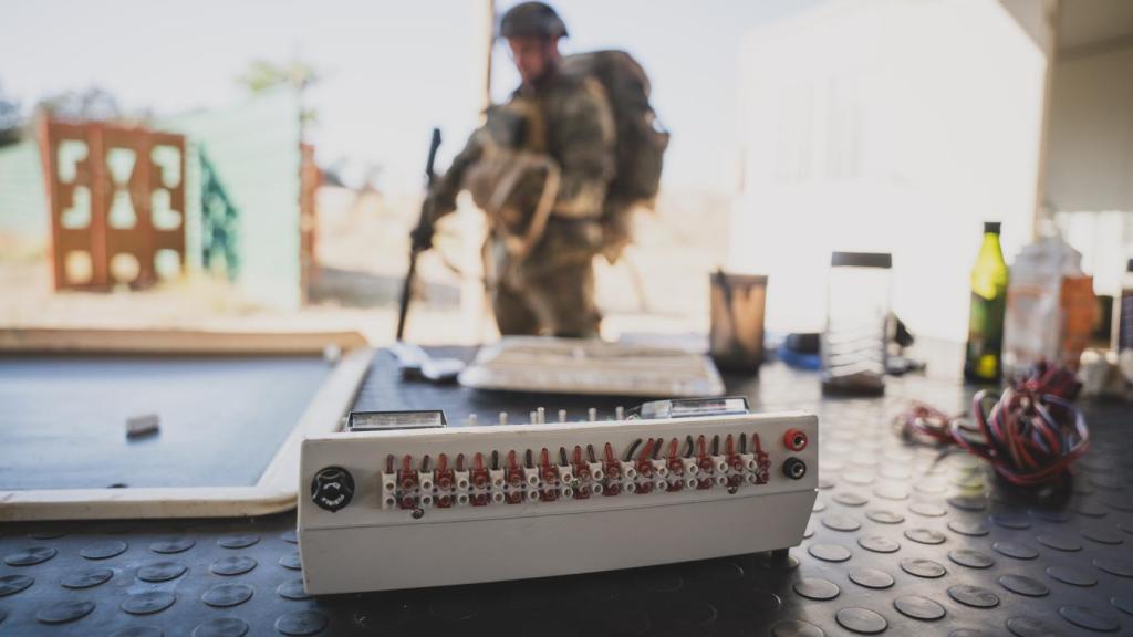 Artefactos para fabricar explosivos caseros en una mesa del campo de entrenamiento de GOA Tactical.