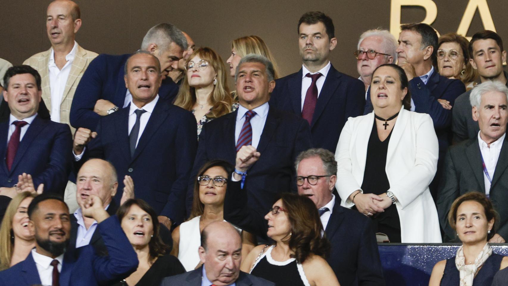 Joan Laporta, presidente del FC Barcelona, en el palco de Montjuic sin la presencia de la directiva del Sevilla.