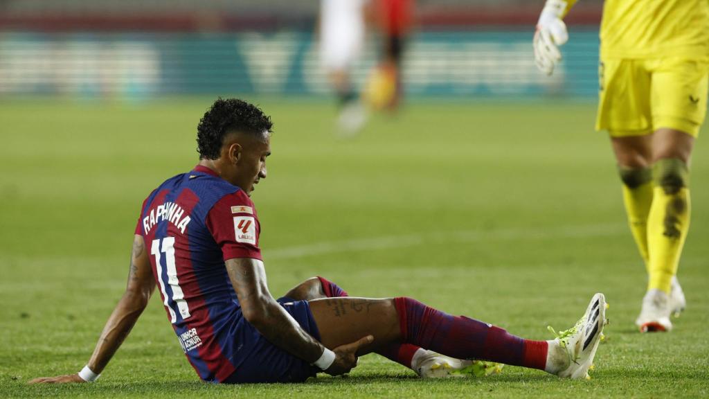 Raphinha, tendido en el terreno de juego tras lesionarse.