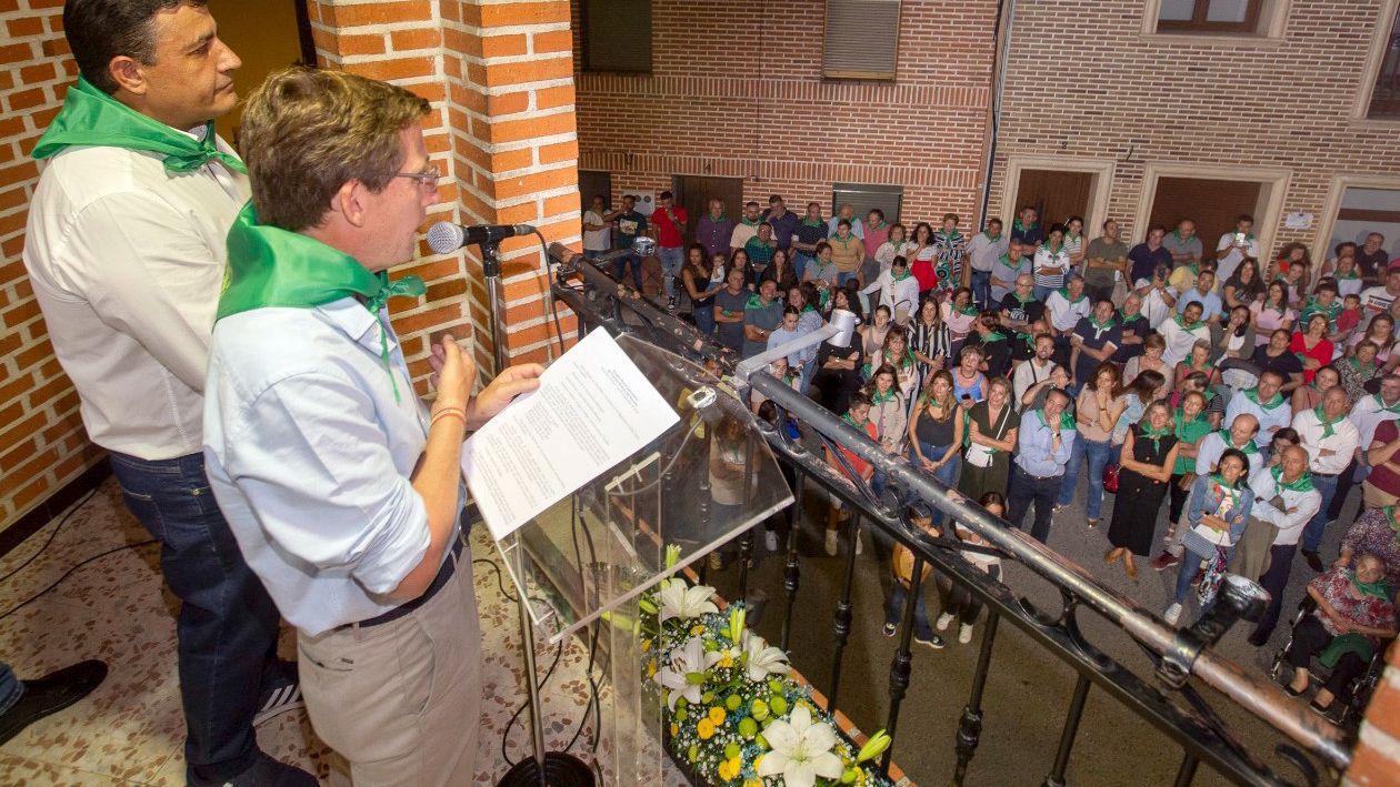 El alcalde de Madrid, José Luis Martínez-Almeida, pregona las fiestas del municipio abulense de Tiñosillos, este viernes.