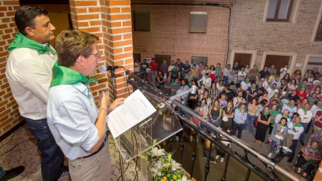El alcalde de Madrid, José Luis Martínez-Almeida, pregona las fiestas del municipio abulense de Tiñosillos, este viernes.