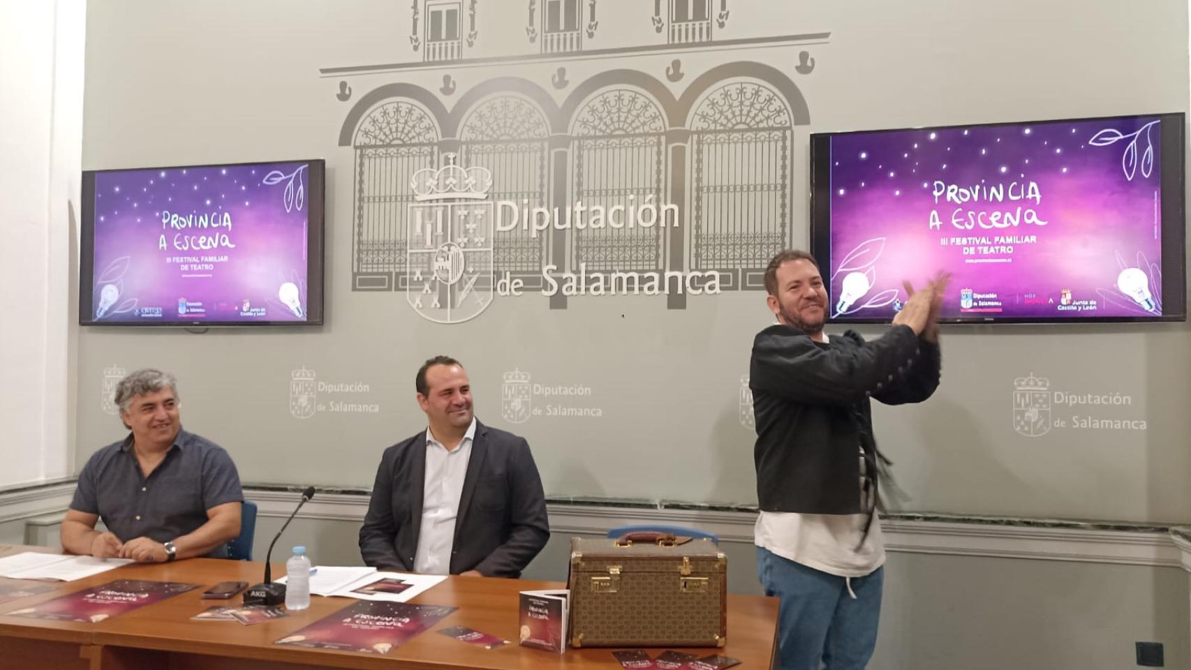 El actor bejarano Antonio Velasco animó la presentación del programa, a cargo del diputado de Cultura, David Mingo, y el director de la Feria de Teatro, Manuel J. González
