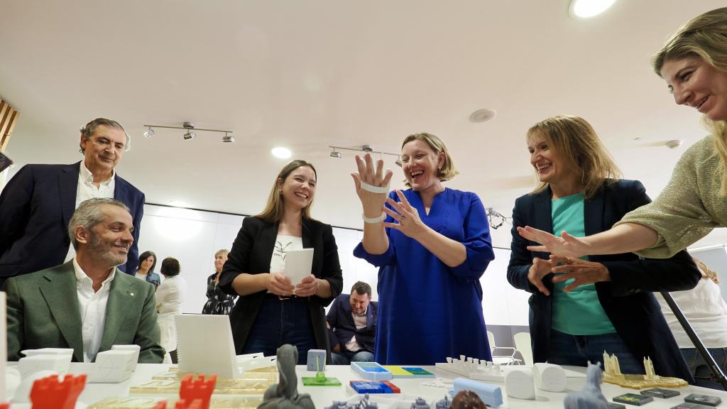 Las consejeras de Familia e Igualdad de Oportunidades, Isabel Blanco, y de Educación, Rocío Lucas, en la presentación del proyecto 'Innova 3D: Discapacidad, docencia y desarrollo' de Aspaym Castilla y León