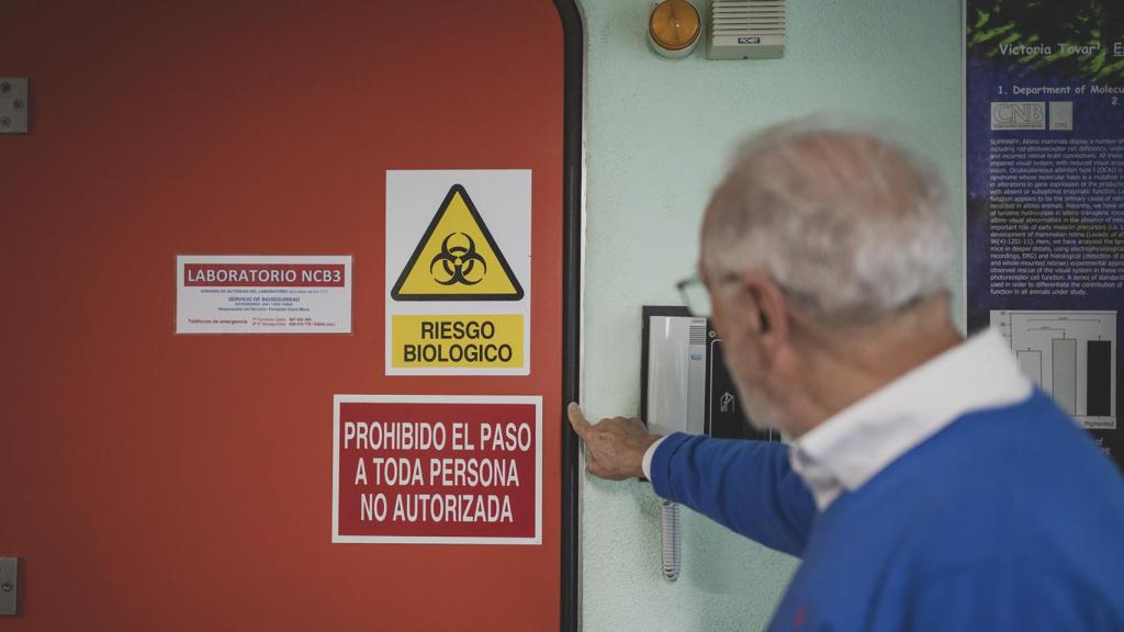 El virólogo señala la entrada a un laboratorio de alta contención biológica de nivel 3 (NCB3).