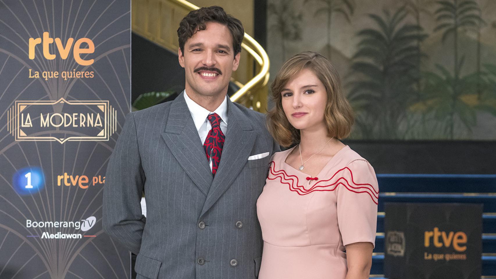 Íñigo (Almagro San Miguel) y Matilde (Helena Ezquerro), protagonistas de 'Salón de té La Moderna'.