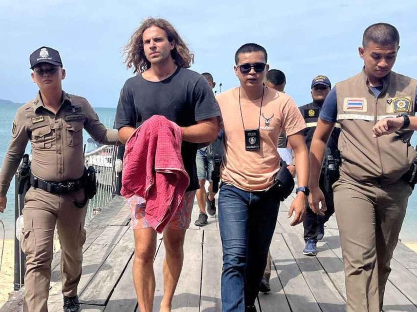 Daniel Sancho escoltado por la policía en el puerto de Koh Samui.