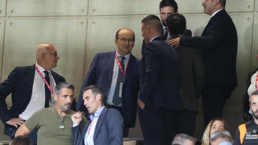 Pepe Castro, en las gradas de Montjuic durante el Barcelona - Sevilla.
