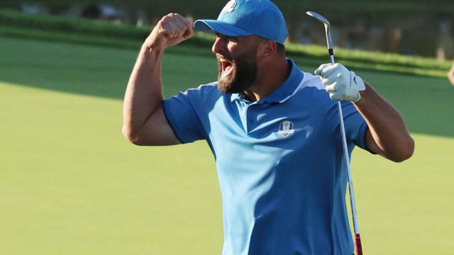 Jon Rahm celebra la victoria en su partido.
