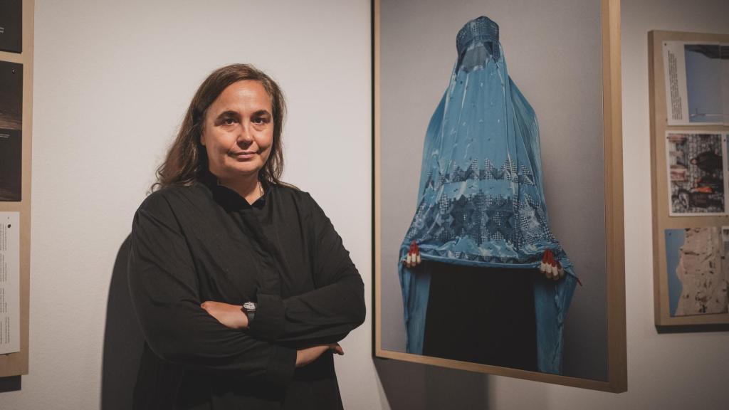Cristina de Middel junto a 'The Kabuler ' (2022), en el montaje de la exposición. Foto: Rodrigo Mínguez