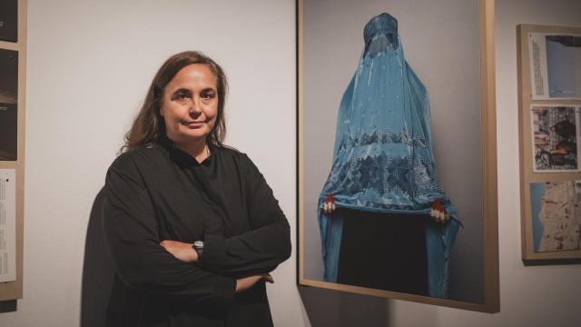 Cristina de Middel junto a 'The Kabuler ' (2022), en el montaje de la exposición. Foto: Rodrigo Mínguez