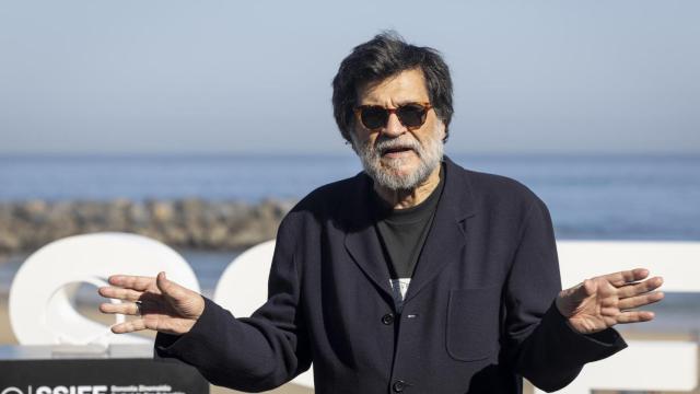 Víctor Erice posa en el 71.º Festival de Cine de San Sebastián, donde ha presentado 'Cerrar los ojos'. Foto: EFE/Javier Etxezarreta