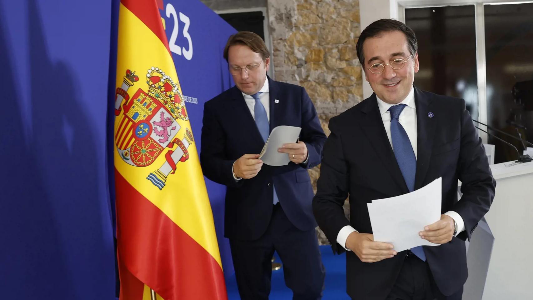 El ministro de Asuntos Exteriores, Unión Europea y Cooperación en funciones, José Manuel Albares, y el comisario europeo de Política de Ampliación y Vecindad, Olivér Várhelyi